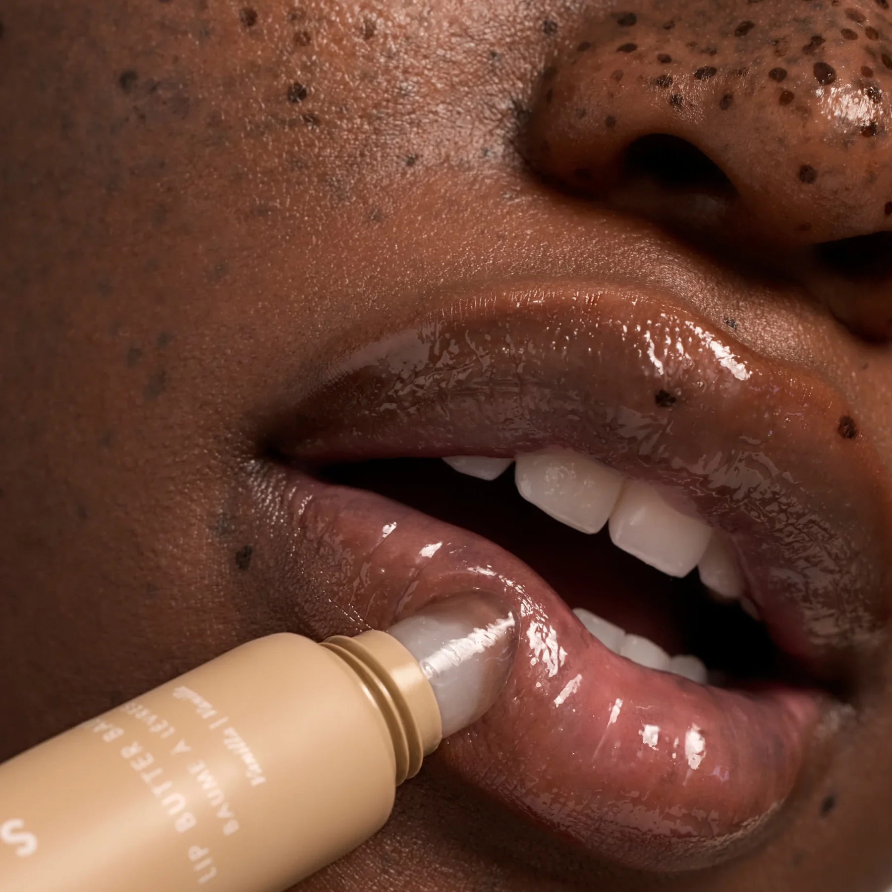 Mulher a aplicar Summer Fridays Lip Butter Balm